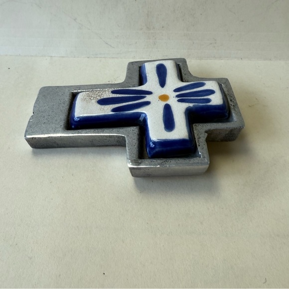 Vintage Blue & White Talavera Mexican Pottery Encased Pewter Wall Hanging Cross - Picture 4 of 8